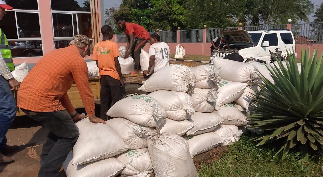 ADMINISTRAÇÃO MUNICIPAL DO LÔVUA E FAZENDA LAVOURA ESPERANÇA DE MÃOS DADAS NO COMBATE À FOME E À POBREZA