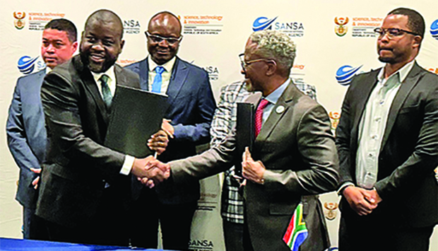 Angolanos e sul-africanos estão juntos na exploração de satélites